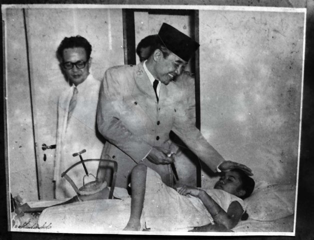 Presiden Soekarno mengunjungi para korban Granat maut "Peristiwa Cikini" (tgl. 30 November 1957) di rawat di rumah sakit pada tgl. 3 Desember 1957